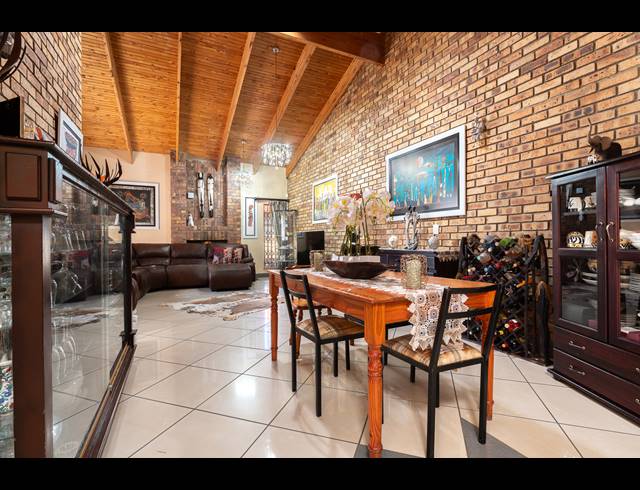 6 BEDROOM HOUSE FOR SALE IN FLAMWOOD